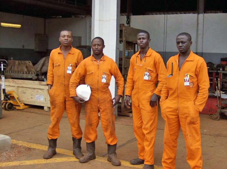 Stagiaires devant un des ateliers