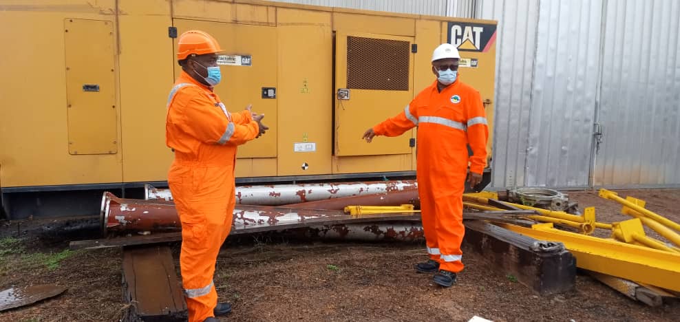Mr NZUE BEYEME de TotalEnergies EP Gabon remettant l'un des dons à Mr ROGANDJI, DG CSP